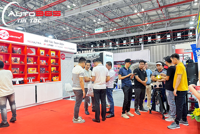 VỊ KHÁCH ĐẦU TIÊN TRÚNG “BI LED X-LIGHT V20 2023” TẠI VIETNAM MOTORSHOW 2022 CỦA GIAN HÀNG 365 GROUP